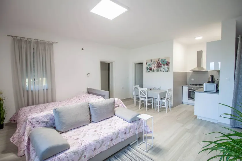 Fully equipped lovely flat with terrace, garden & barbecue | Garden view - Image 1