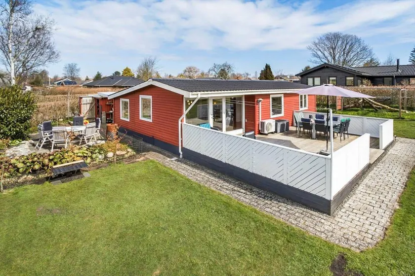 Holiday home with terrace & barbecue - Image 1
