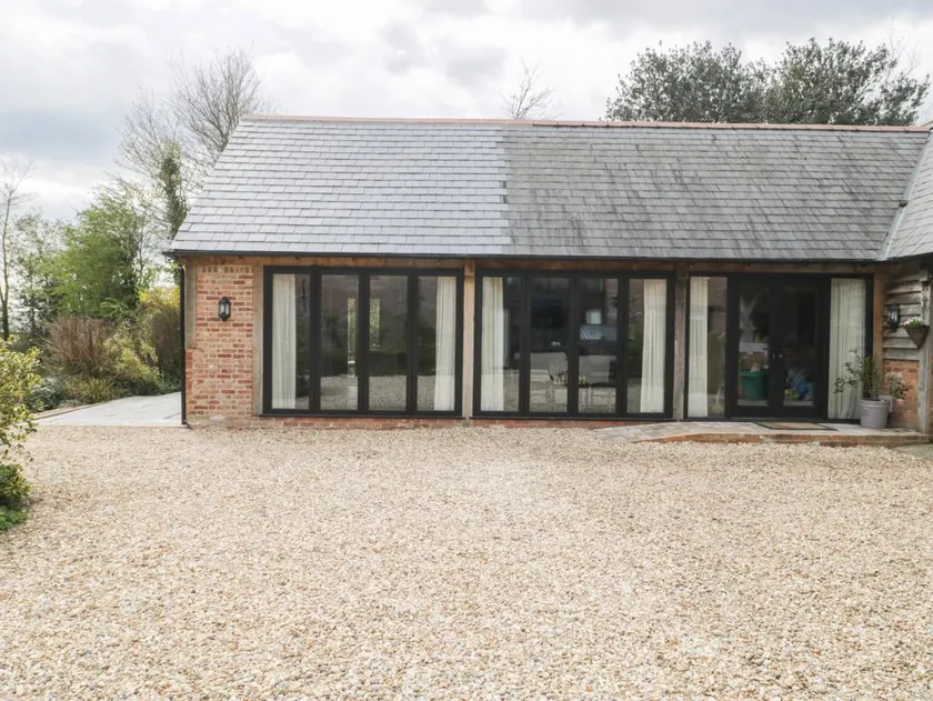 Family-oriented cottage with BBQ & garden - Image 1