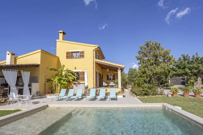 Fully equipped lovely holiday home with terrace, garden & private pool - Image 1