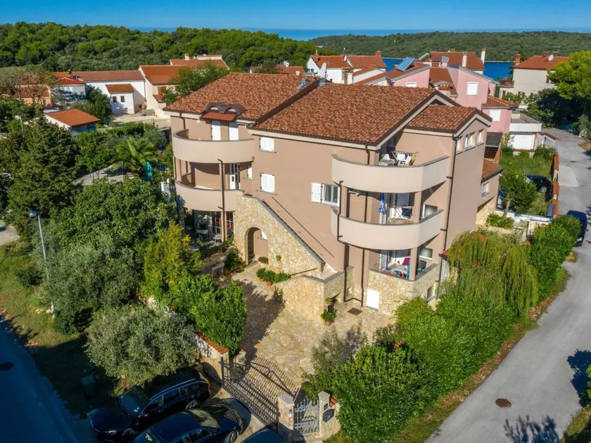 Apartamento vacacional con jardín - Image 1