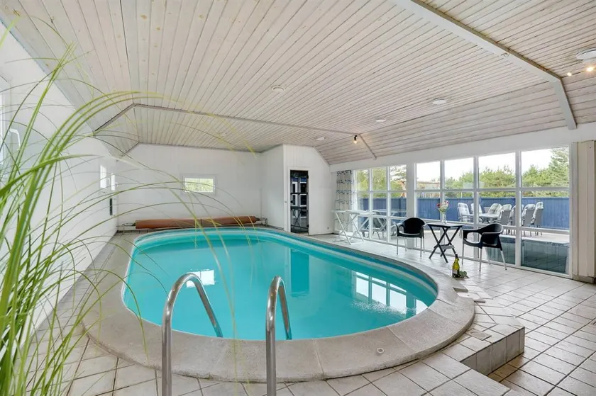House with sauna, garden & private pool - Image 1