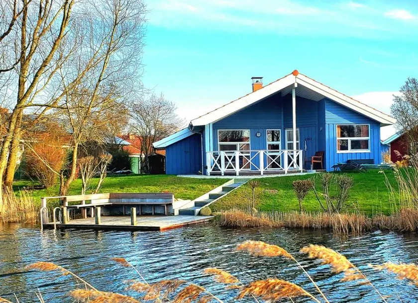 House with garden, sauna & BBQ | Water view - Image 1