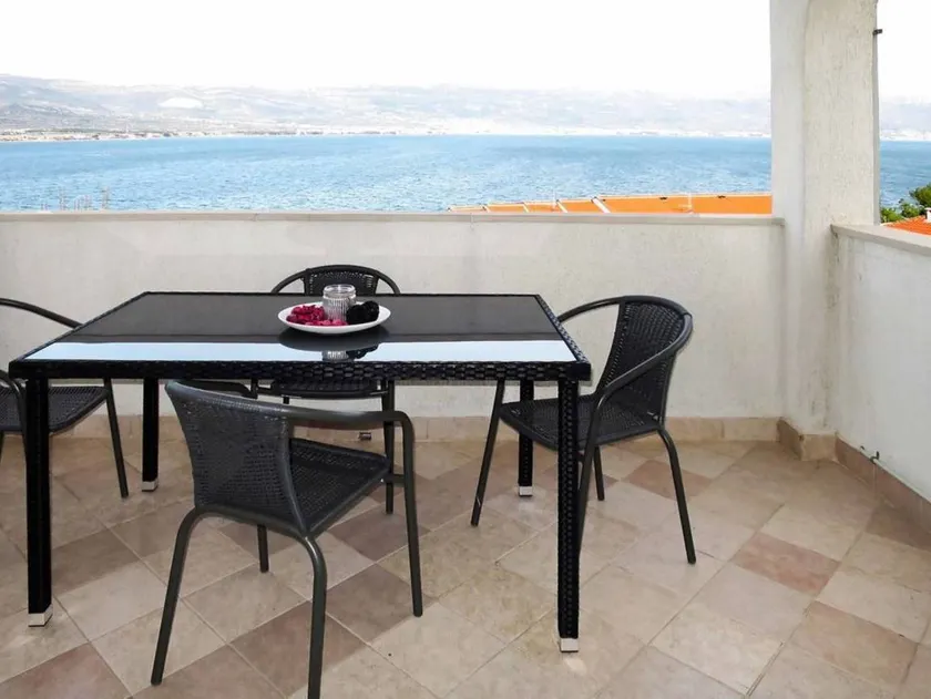 Holiday apartment with heated pool, terrace & barbeque | Water view | Dogs allowed - Image 1
