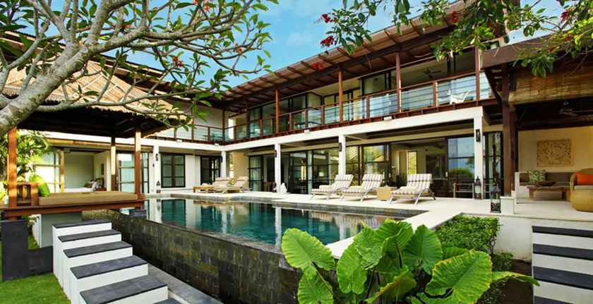 Children-friendly villa with garden & private pool - Image 1