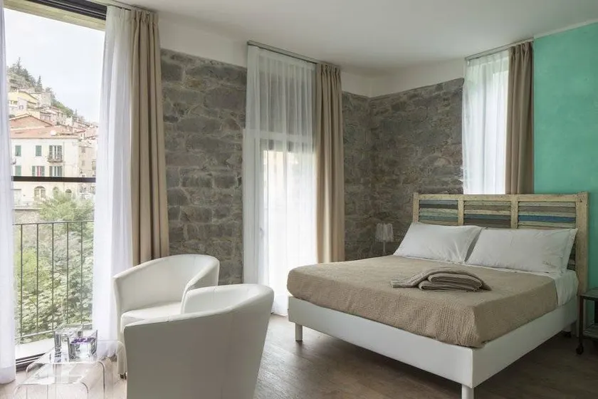 L'Adagio - Agriturismo e Relax con SPA nel borgo medioevale di Badalucco: Acqua - Camera luminosa con vista sul borgo di Badalucco - Image 1