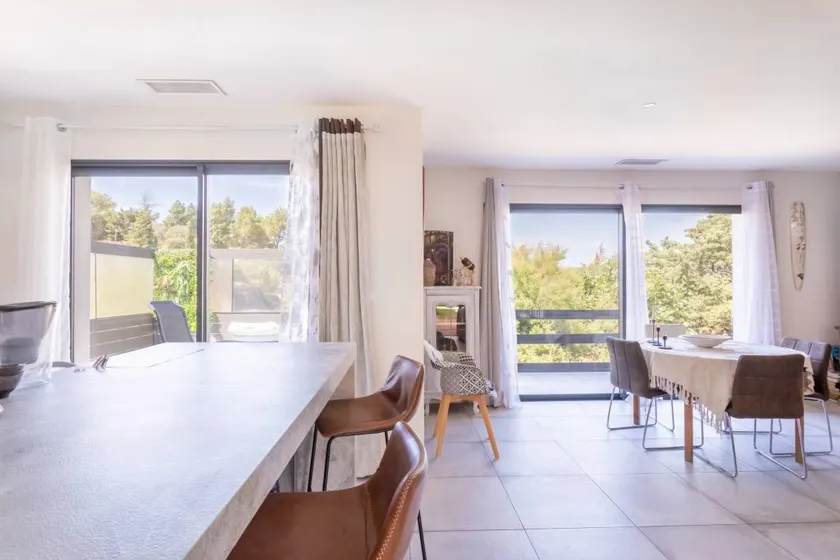 Guest Room 'L'Occitane' with Direct Access to Shared Pool, Outdoor Lounge, and Wi-Fi - Image 1