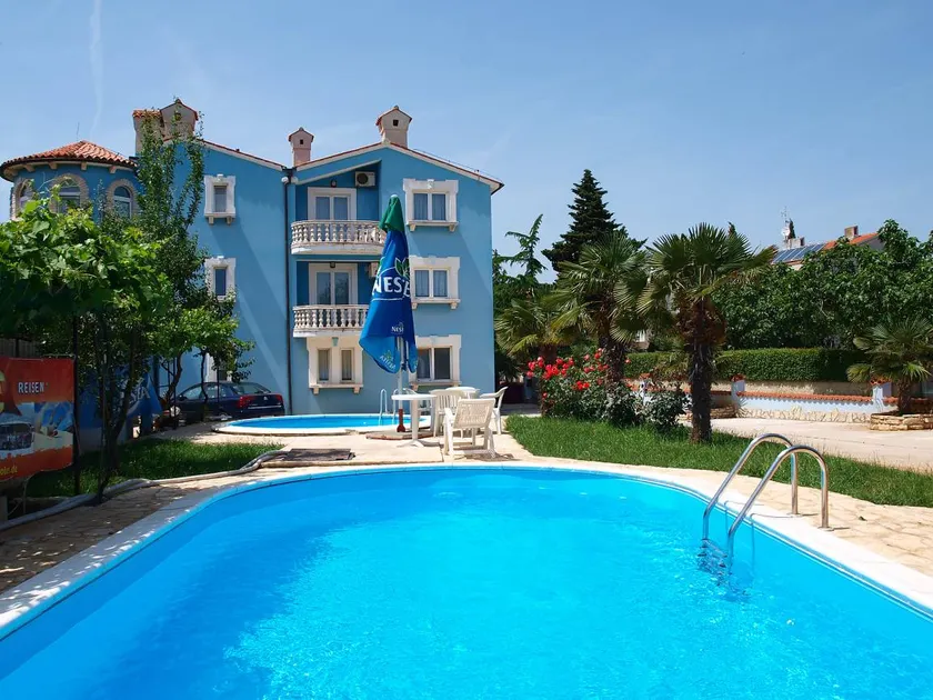 Holiday apartment with garden, pool & terrace - Image 1