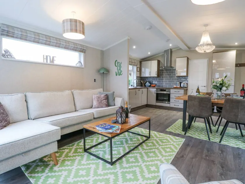 Cottage with garden & hot tub - Image 1
