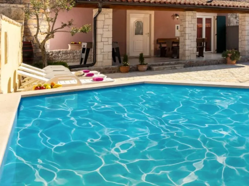 Fully equipped lovely holiday home with barbecue, private pool & terrace - Image 1