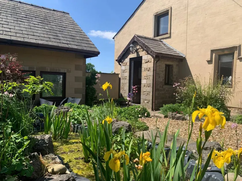 Cottage with garden - Image 1
