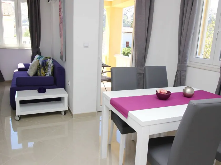 Apartment with pool & barbeque - Image 1