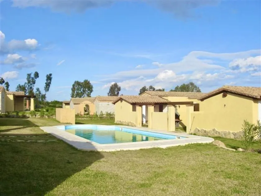 Villa avec barbecue, piscine et jardin - Image 1