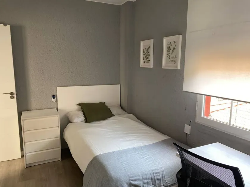 Charming private room | Close to Carmen Gate - Image 1