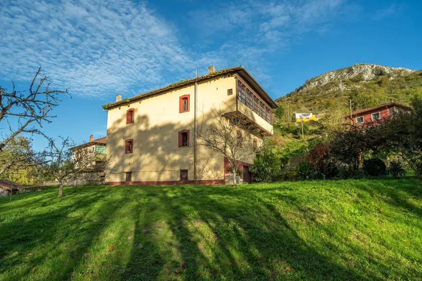 House with garden | Garden view - Image 1