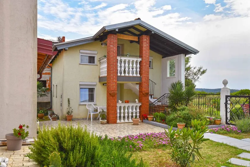 Holiday apartment with barbeque & garden - Image 1
