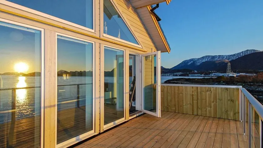Holiday home with garden & terrace - Image 1