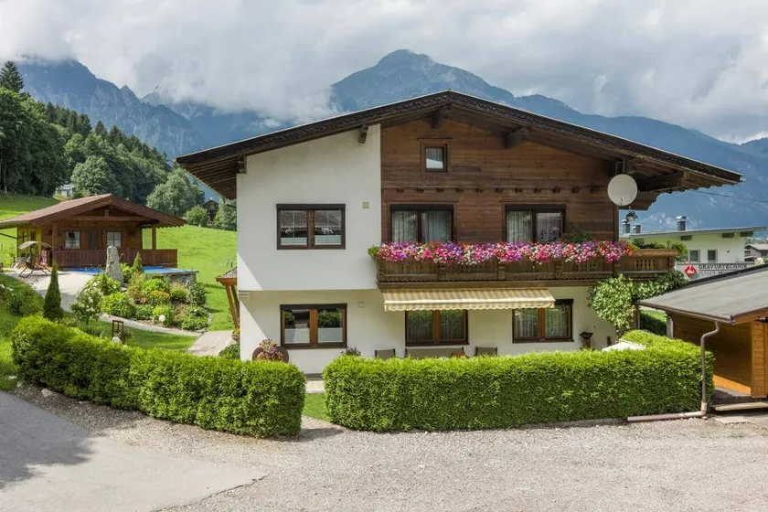 Apartment with terrace, barbeque & garden - Image 1