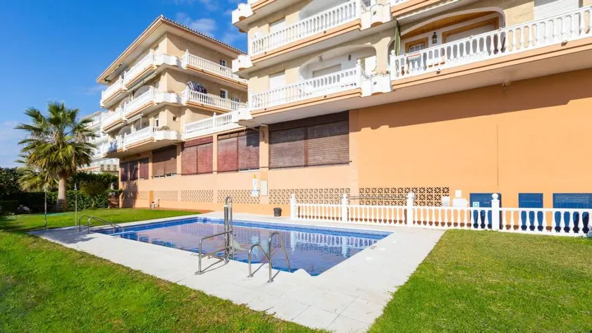 Flat with pool - Image 1