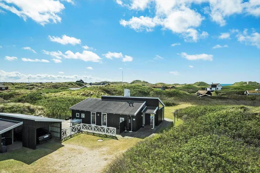 Holiday home with barbecue & terrace - Image 1