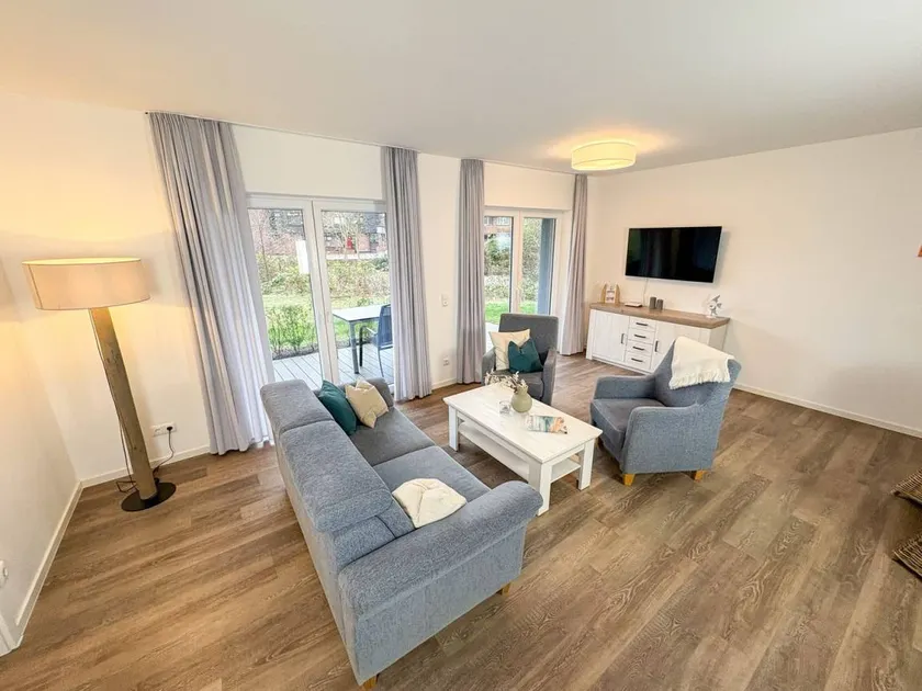 Meerglück – Ankommen. Durchatmen. Wohlfühlen.
Private Sauna, Terrasse mit Blick ins Grüne und ebenerdiger Komfort auf 70m²– Meerglück macht sofort Lust auf Meer. - Image 1
