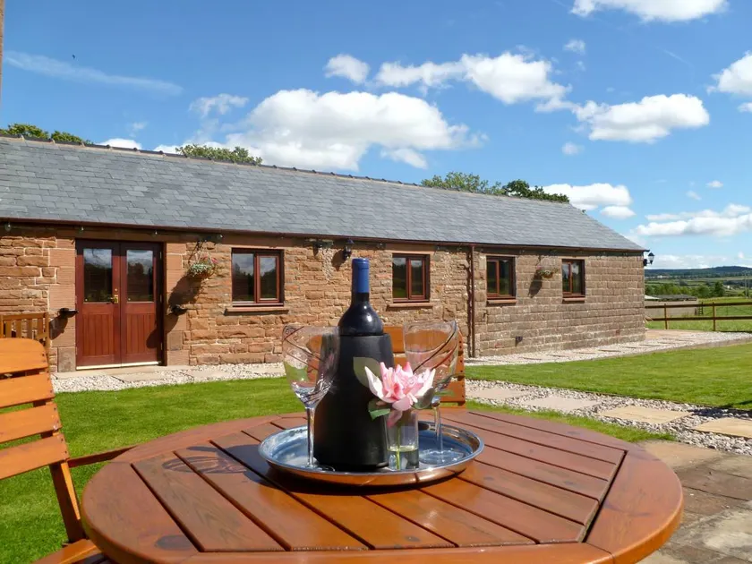 Cottage with garden - Image 1
