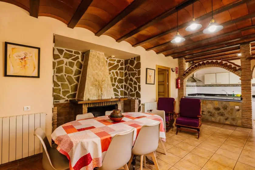 Maison de vacances adaptée aux familles avec terrasse, jardin et piscine | Vue montagne | Avec animaux admis - Image 1