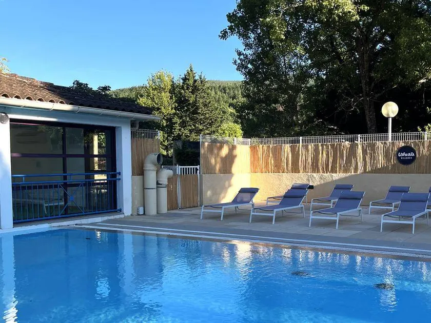 Mobilheim mit Pool und Terrasse - Image 1