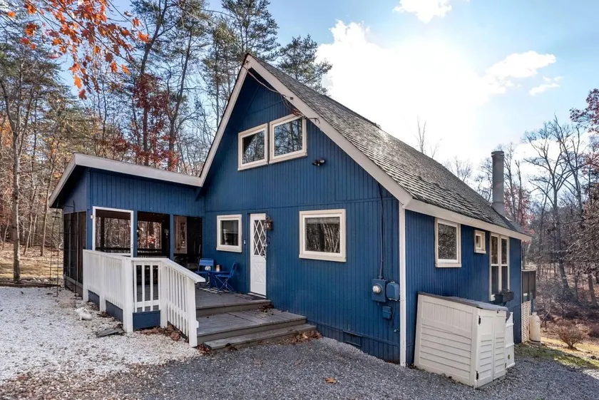 Modern Mountain Chalet with Stone Fireplace & Resort Amenities near Hedgesville, WV - Image 1