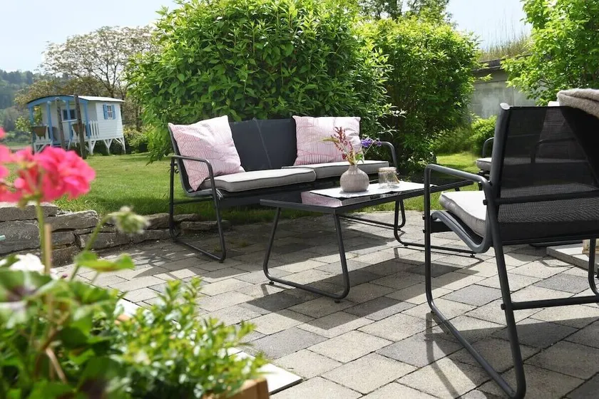 Holiday home with garden & terrace - Image 1