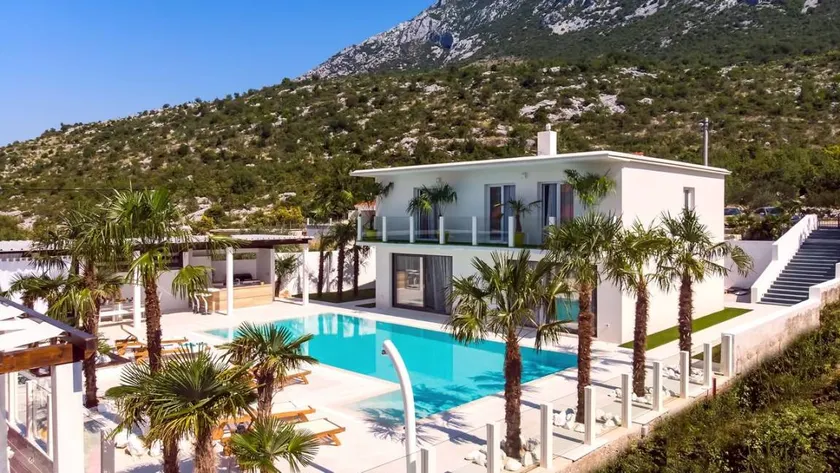 Flat with sauna, hot tub & private pool | Mountain view - Image 1