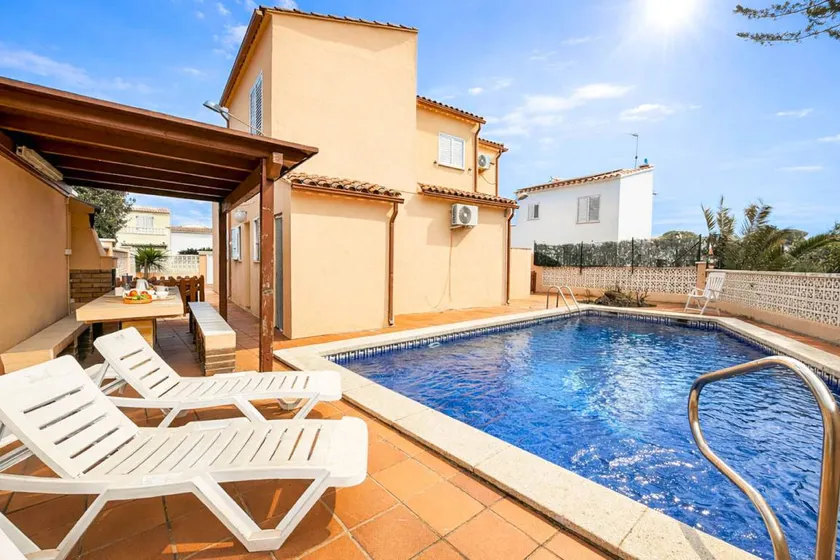 Villa with barbecue, private pool & garden - Image 1