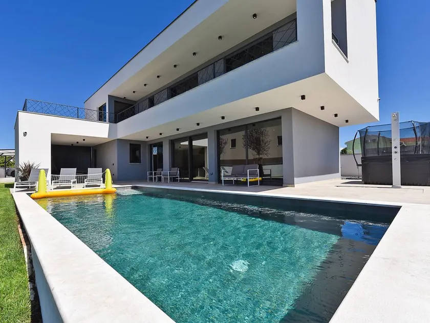 Fully equipped beautiful holiday home with terrace, private pool & BBQ - Image 1