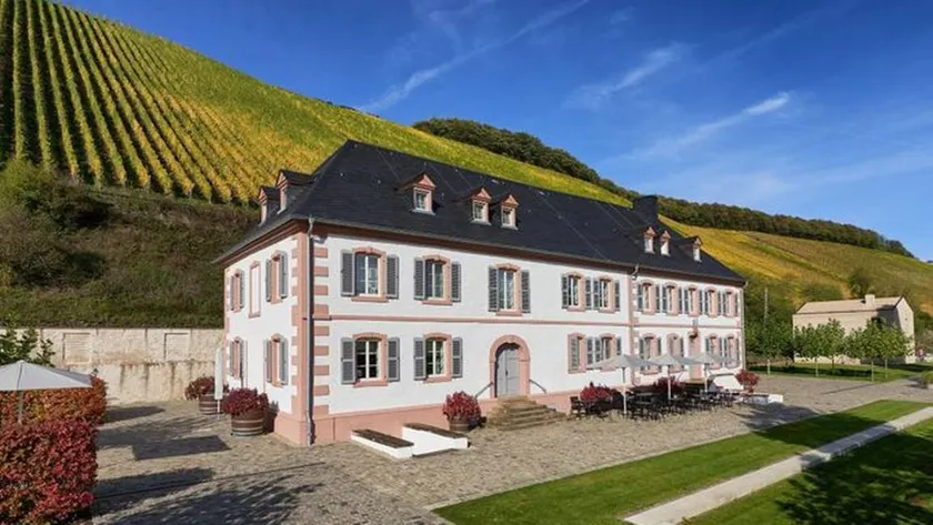 Charming flat with garden & terrace - Image 1