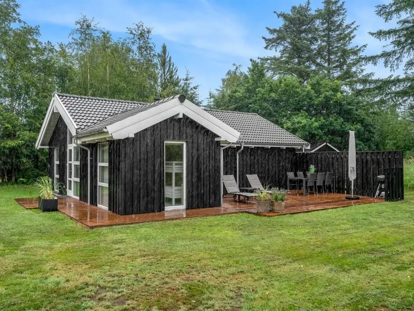 Holiday apartment with BBQ & garden - Image 1