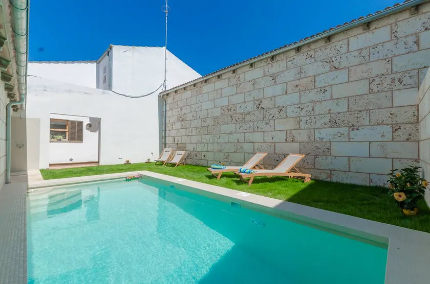 Child-friendly villa with terrace, garden & private pool - Image 1