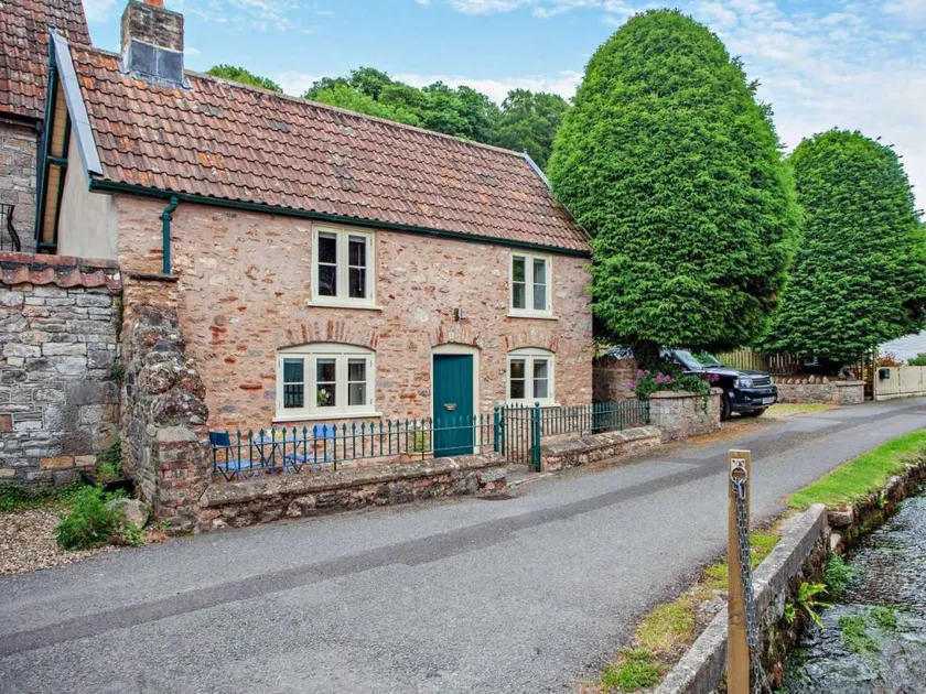 Lovely cottage with garden - Image 1