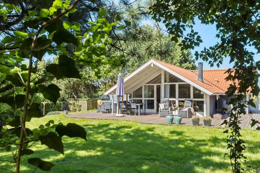 Fully equipped holiday home with hot tub, barbecue & terrace | Beach nearby - Image 1