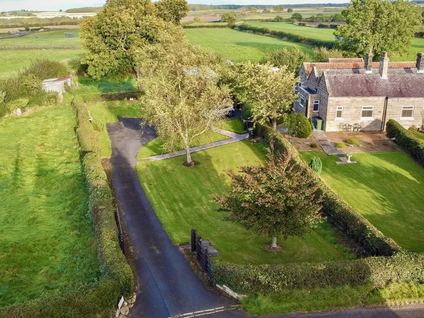 Cottage with garden | River view - Image 1