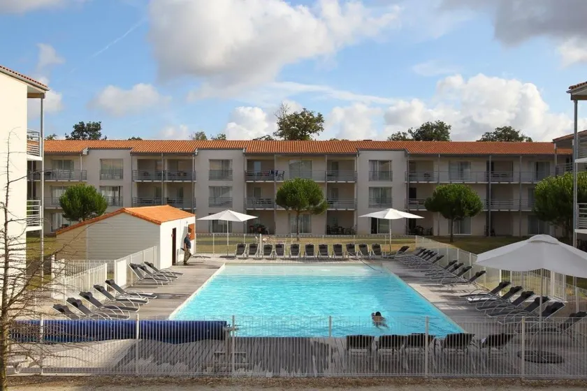 Wohnung mit Pool und Terrasse - Image 1