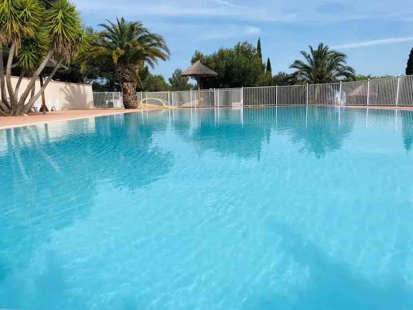 Camping-Unterkunft mit beheiztem Pool und Garten - Image 1