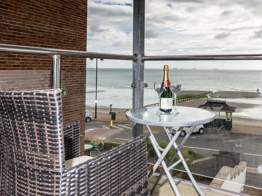 Merveilleux appartement de vacances adapté aux familles | Vue sur l'eau | À côté de la plage - Image 1