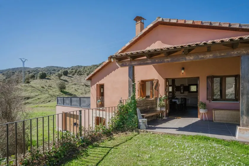 Family-friendly charming house with garden, pool & jacuzzi | Mountain view | Suitable for remote work | Pet-friendly - Image 1