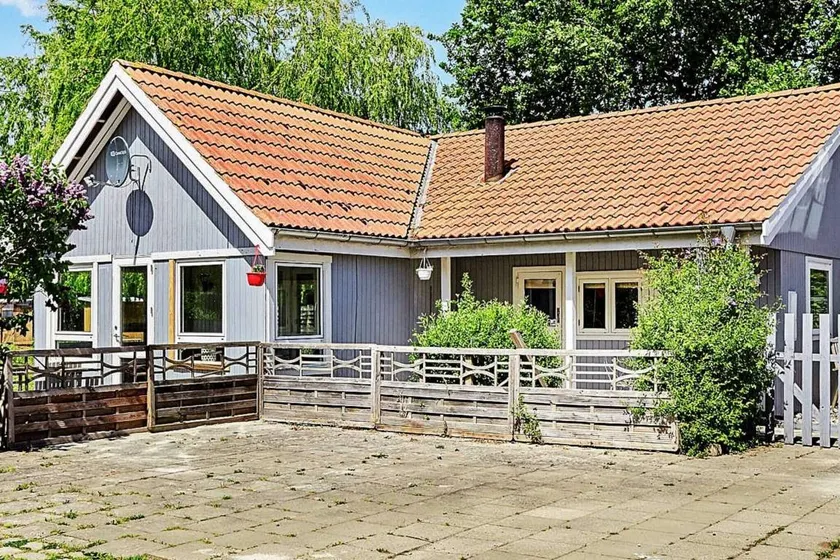 Holiday home with terrace, barbecue & garden - Image 1
