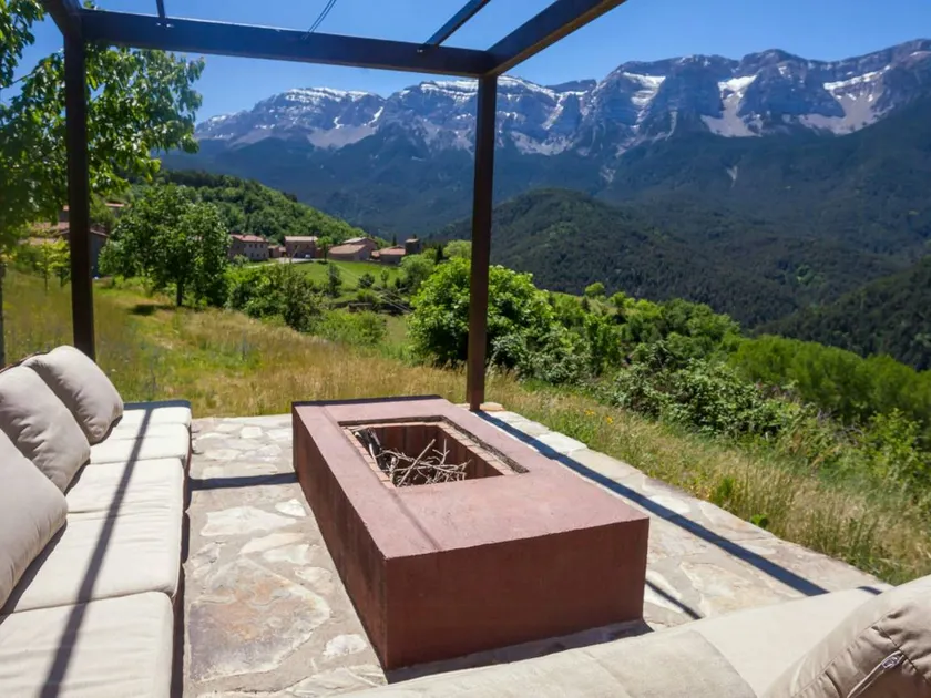 Holiday home with terrace, garden & BBQ | Suitable for remote work - Image 1