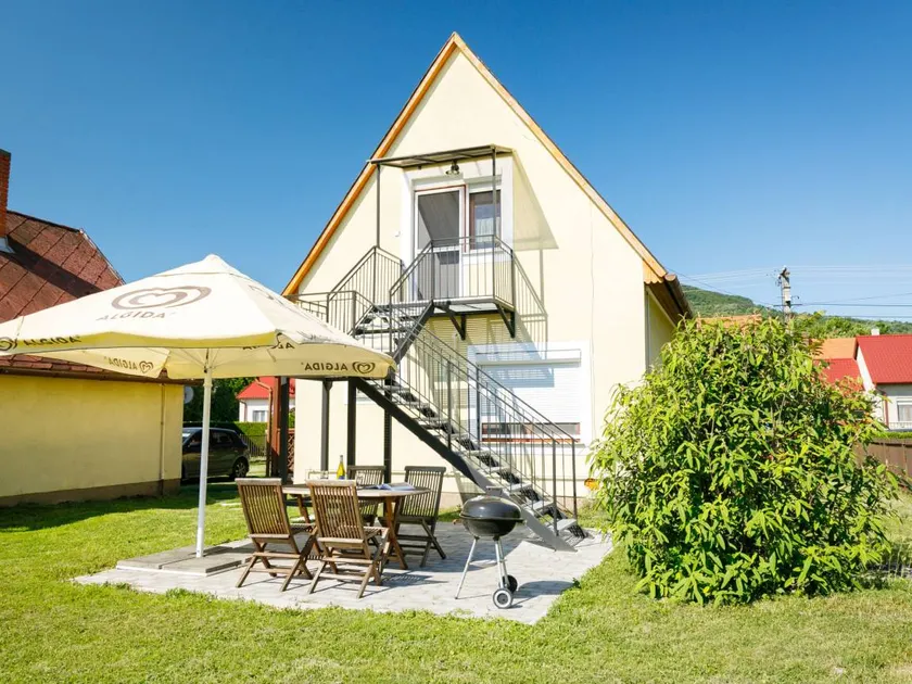 Holiday apartment with barbeque & terrace - Image 1