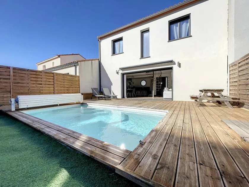 Holiday home with barbecue & private pool - Image 1