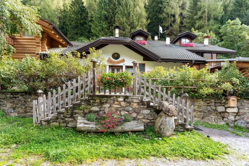 'Genziana' Room with Mountain View, Private Terrace and Wi-Fi - Image 1