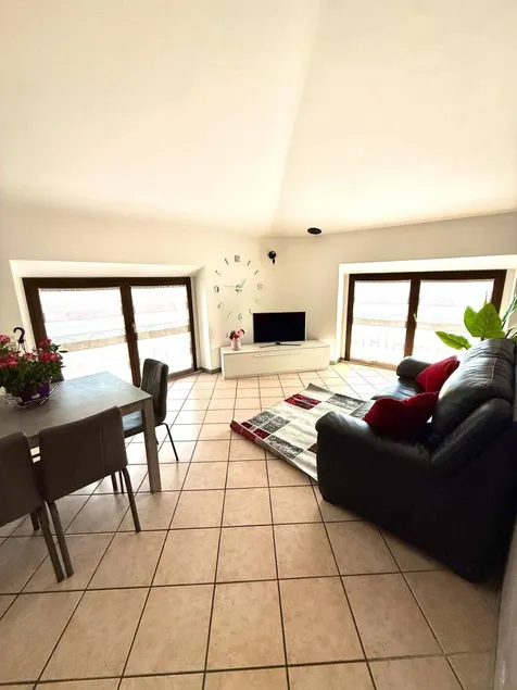Flat | Lake view - Image 1