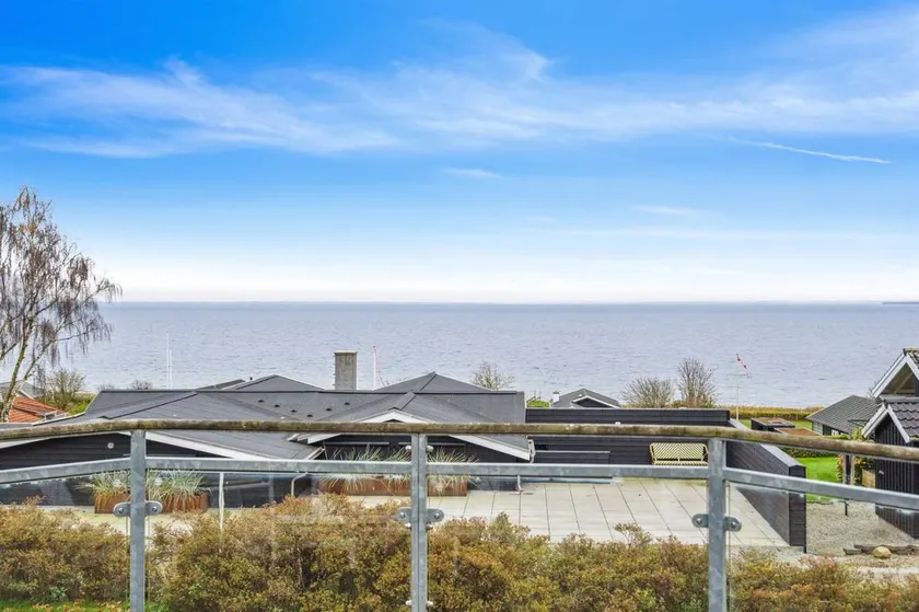 House with terrace, garden & hot tub | Sea view - Image 1
